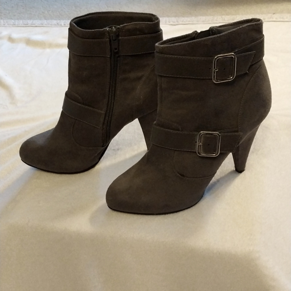 Women's Suede-Look Buckle Ankle Boots, Gray, Size 7